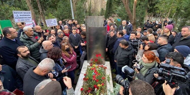 Metin Göktepe mezarı başında anıldı