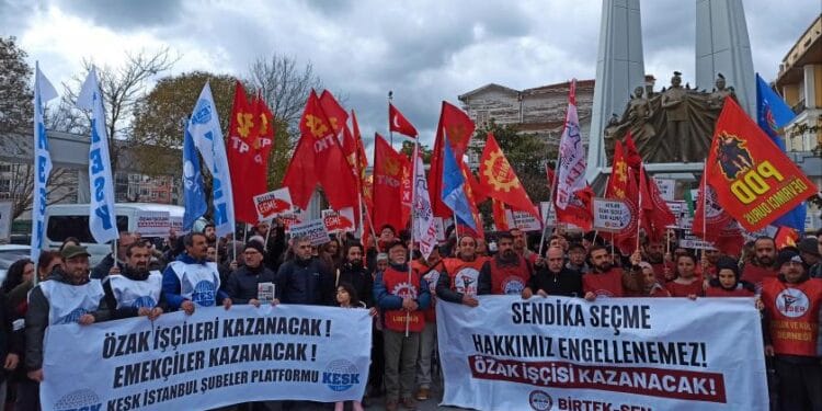 Özak işçileri Bakırköy Meydanı'nda eylem yaptı
