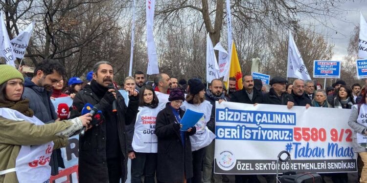 Özel sektör öğretmenleri taban maaş hakkı için eylem yaptı