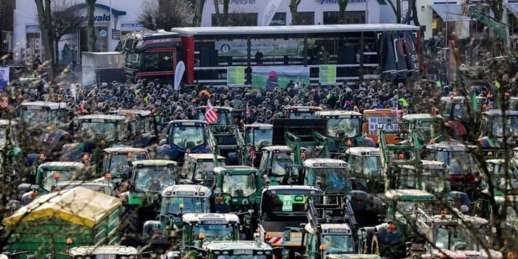 Almanya'da çiftçilerden eylem