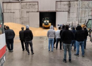 Erpiliç firmasına ait depoda tonlarca mısırın altında kalan işçi hayatını kaybetti