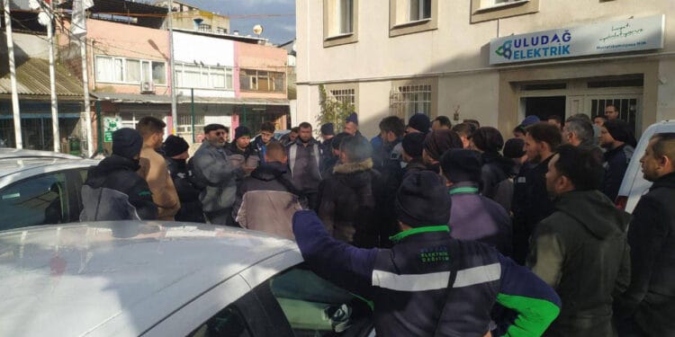 Uluğ Enerji işçileri zam talebiyle 4 kentte iş bıraktı