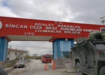 Doktor, tutsak Sevinç Sönmez’ten kelepçesini çıkarmak için "yalvarmasını" istedi