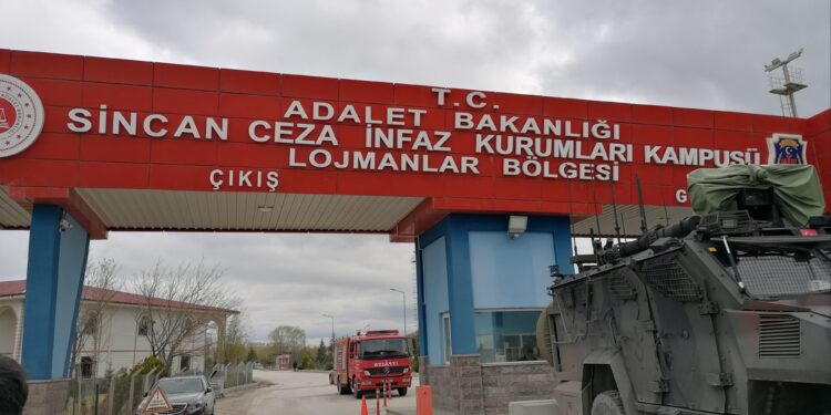 Doktor, tutsak Sevinç Sönmez’ten kelepçesini çıkarmak için "yalvarmasını" istedi