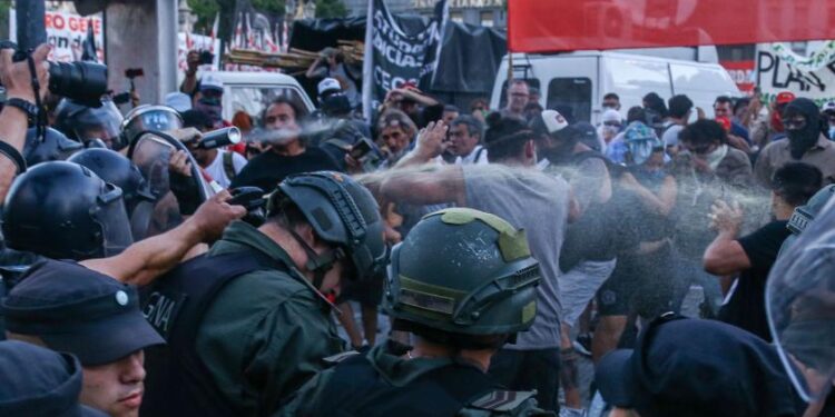 Arjantin'de eylemler sürüyor: 60 kişi yaralandı