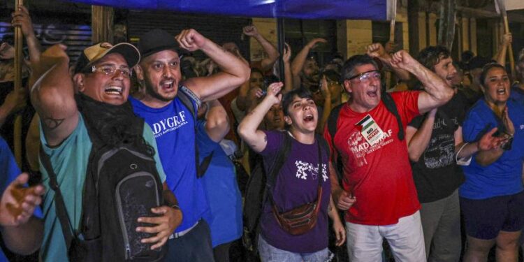 Arjantin'de eylemlere neden olan "torba yasa" reddedildi