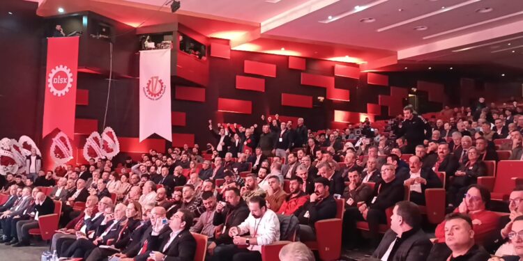 DİSK Genel Kurulu'nda Limter-İş Genel Başkanı'nın konuşmasına engelleme