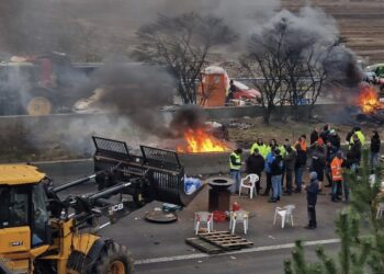 Çiftçiler Belçika-Hollanda sınırını kapattı