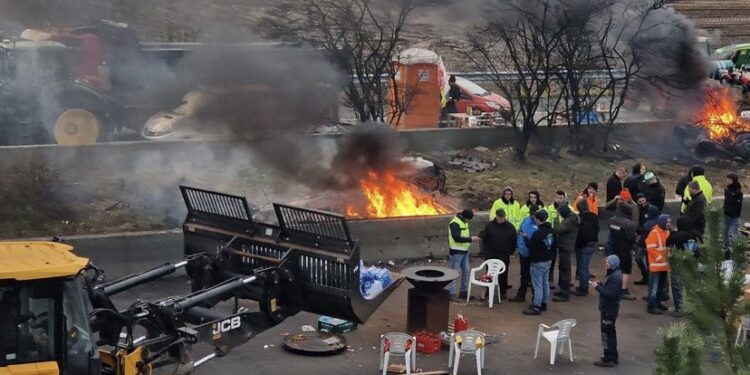 Çiftçiler Belçika-Hollanda sınırını kapattı