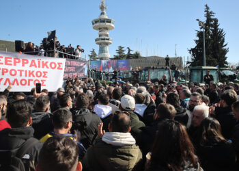 Yunanistan'da çiftçiler traktörleriyle eylem yaptı