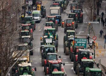 İspanya'da da çiftçiler traktörleriyle yolları kapattı