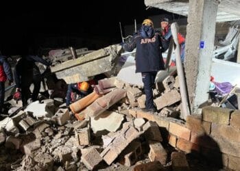 Urfa'da depremde hasar gören ev çöktü: 2 kişi yaşamını yitirdi