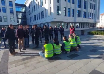 Başakşehir Belediyesi önünde direnen inşaat işçileri gözaltına alındı