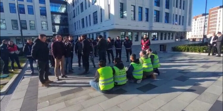Başakşehir Belediyesi önünde direnen inşaat işçileri gözaltına alındı