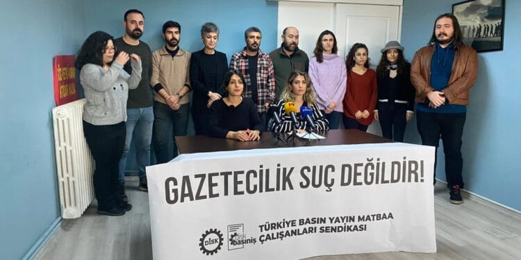 Basın-İş İzmir'de gözaltına alınan gazeteciler için açıklama yaptı