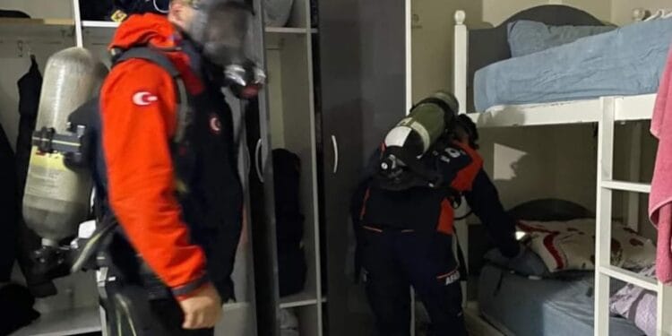 Tersane işçileri kıyafetlerinden çıkan gazdan zehirlendi