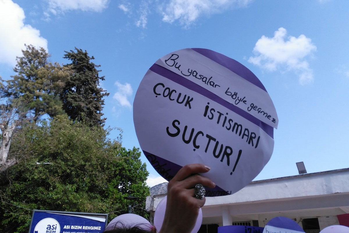 "Çocuk İstismarı Suçtur" dövizi