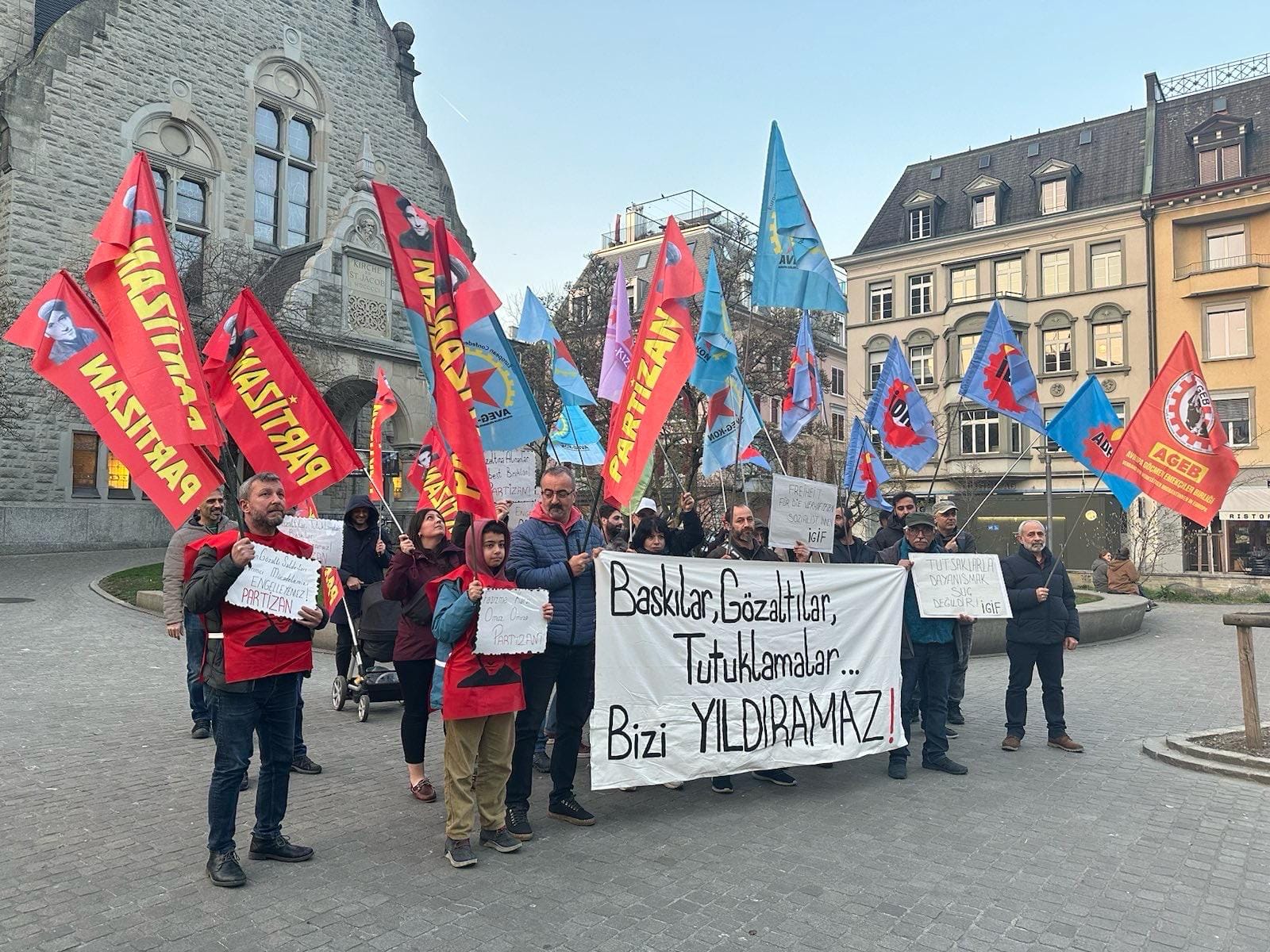Zürih’te gözaltı ve tutuklamalar protesto edildi