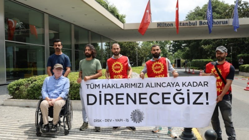 Taksim Hilton önünde direnişe geçen işçiler