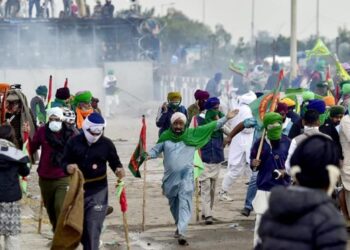 Hindistan'da çiftçiler eylemde