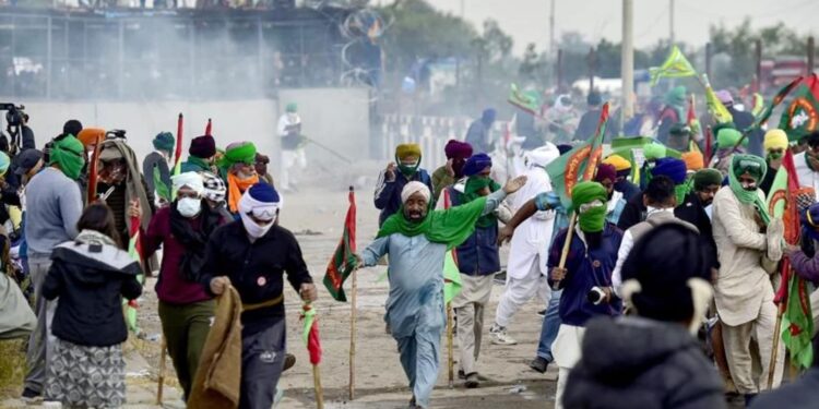 Hindistan'da çiftçiler eylemde