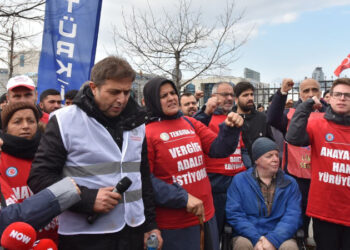 Polonez işçileri Kartal Adliyesi önünde