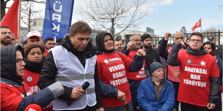 Polonez işçileri Kartal Adliyesi önünde