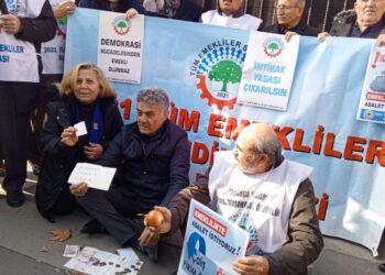 Emekliler TÜİK önünde