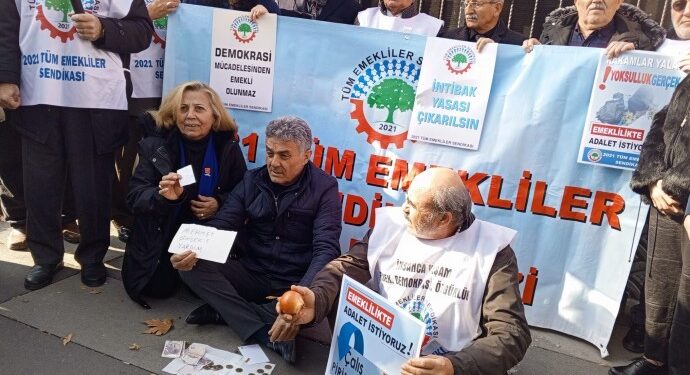 Emekliler TÜİK önünde