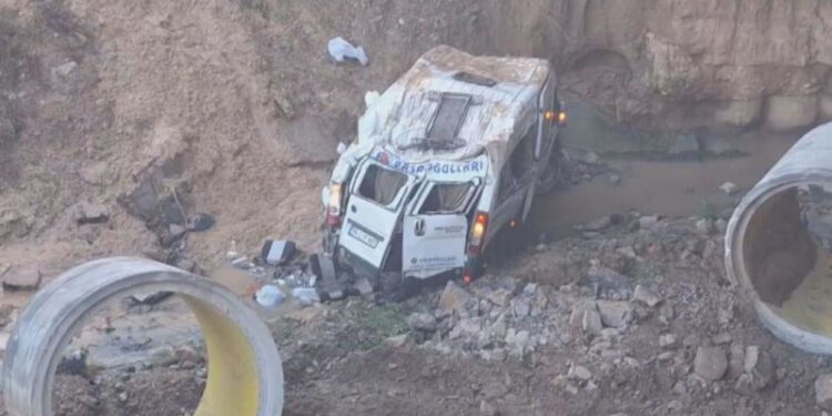 Dere yatağına düşen servis