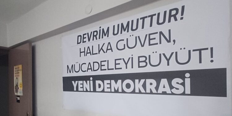 İzmir'de Yeni Demokrasi okurları bir araya geldi.