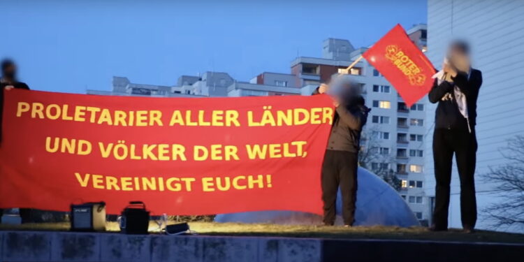 "Tüm Ülkelerin ve Dünya Halklarının Proleterleri Birleşin!" (Roter Bund pankartı)