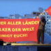"Tüm Ülkelerin ve Dünya Halklarının Proleterleri Birleşin!" (Roter Bund pankartı)