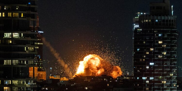 Tel Aviv'in bombalanması. Görüntü 28 Şubat 2026 tarihine ait.