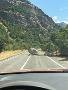 Erzincan-Pülümür yolu üzerine çalışma kapsamında düşmüş olduğu değerlendirilen kaya parçası