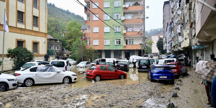 İstanbul'da sağanak, Sarıyer ve çevresinde etkili oldu. Yağış nedeniyle hasar alan araçlar görüntülendi. ( Serhat Çağdaş - Anadolu Ajansı )