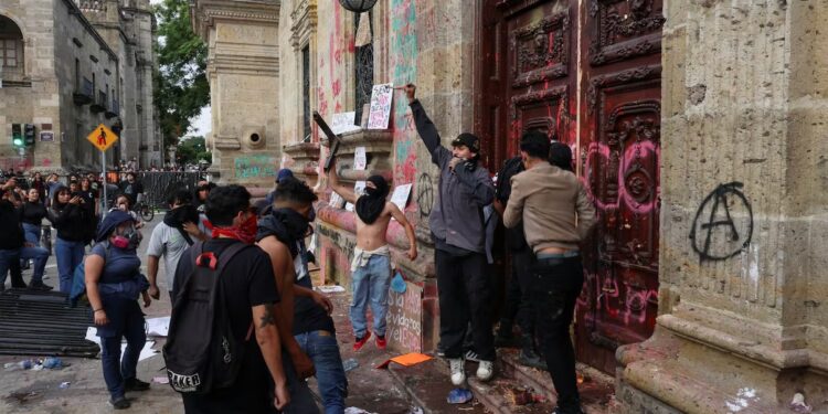 Eylemciler Jalisco Adalet Sarayı önünde. Fotoğraf: Reuters