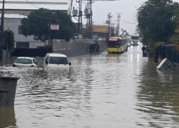İstanbul'da sağanak hayatı olumsuz etkiledi