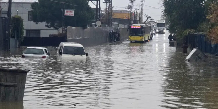 İstanbul'da sağanak hayatı olumsuz etkiledi